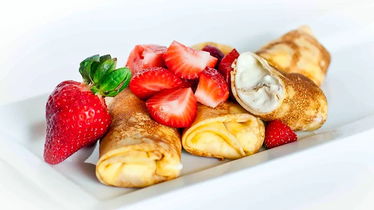 Блины с маскарпоне и клубникой