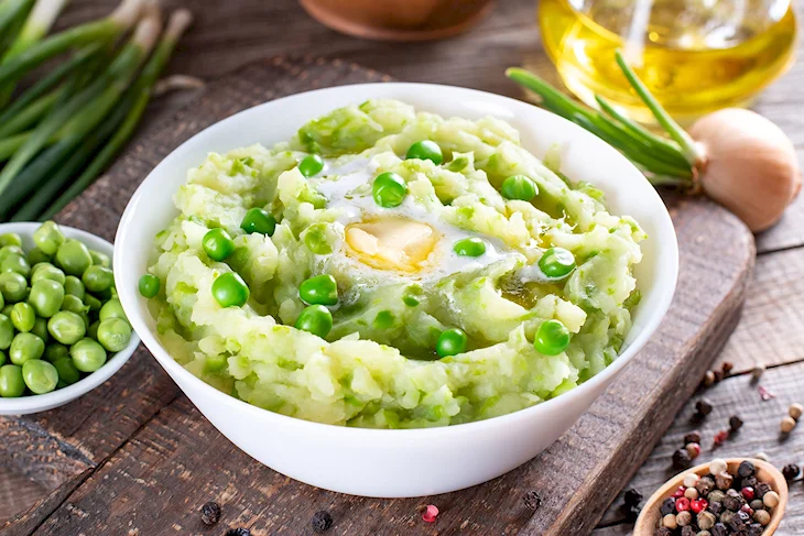 Блюдо из курицы и пюре зеленого горошка