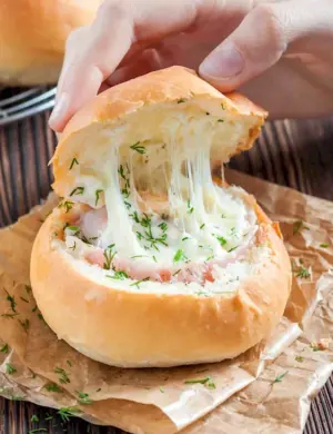 Булочка с ветчиной и сыром