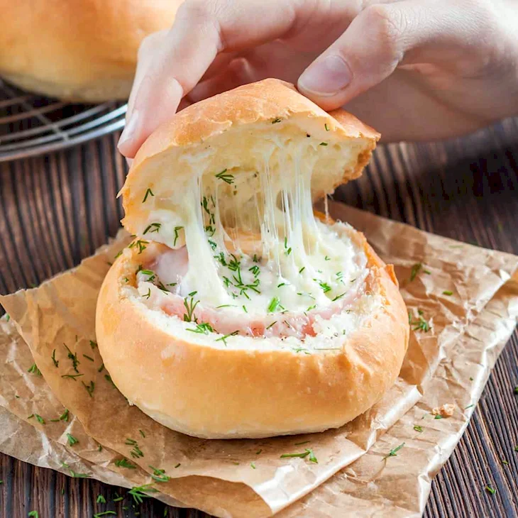 Булочка с ветчиной и сыром