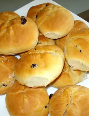 Булочки с изюмом