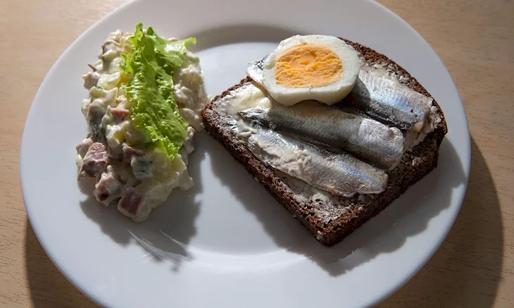 Бутерброды с килькой пряного посола и яйцом