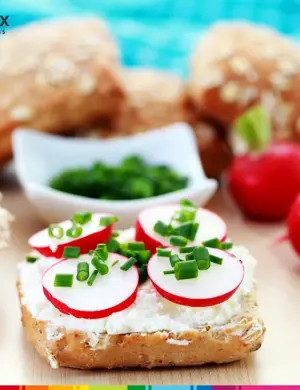 Бутерброды с творожным сыром и редисом