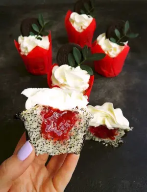 Декор капкейков клубникой