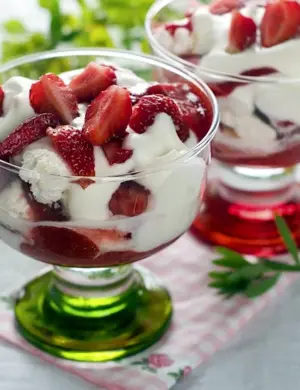 Десерт с клубникой