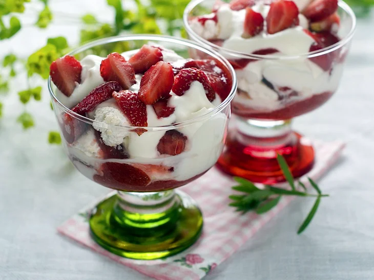 Десерт с клубникой