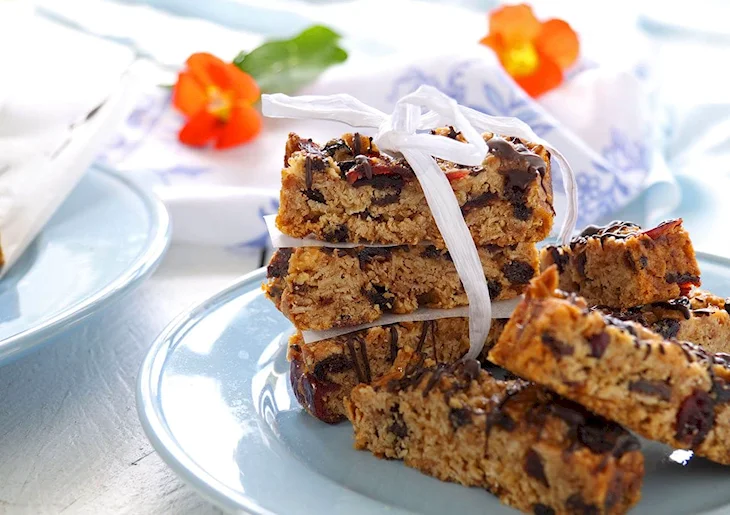 Десерт с орехами и сухофруктами