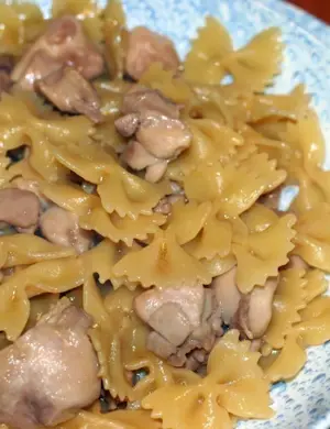Фарфалле с курицей