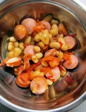 Фасоль с колбасками