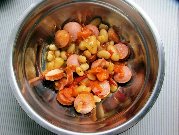 Фасоль с колбасками