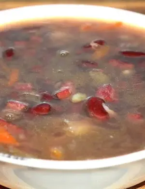 Фасолевый суп с колбасой