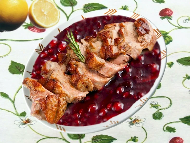Филе индейки с брусничным соусом