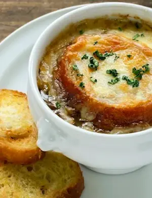 Французский луковый суп с крутонами