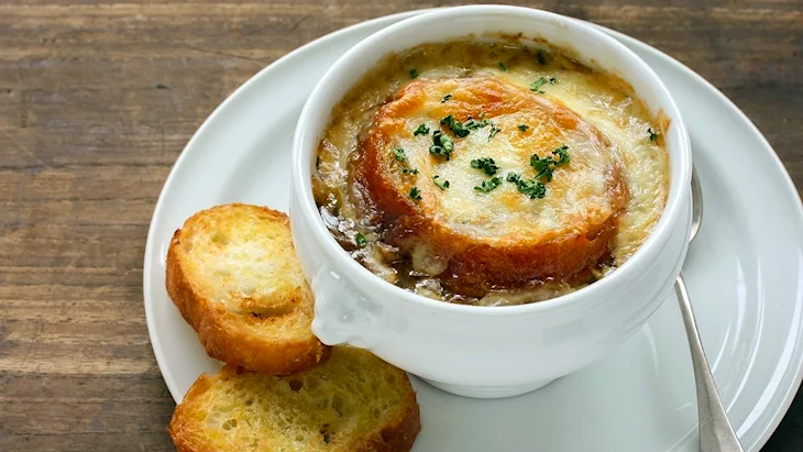 Французский луковый суп с крутонами