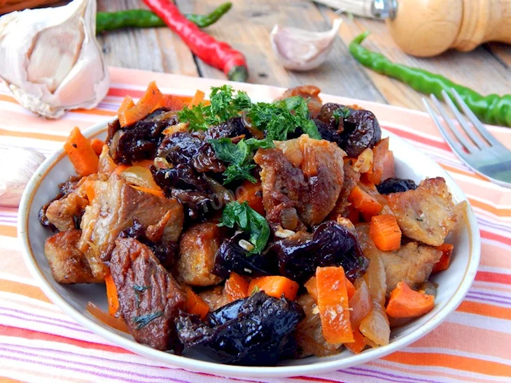 Говядина томленая с черносливом