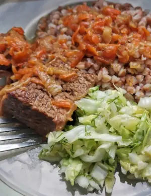 Говяжьи ребра тушеные с овощами