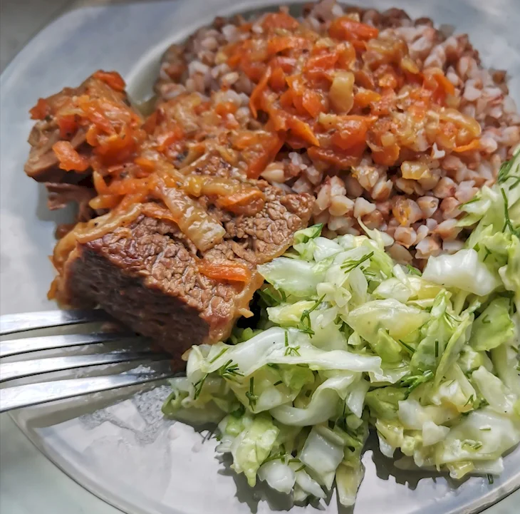 Говяжьи ребра тушеные с овощами