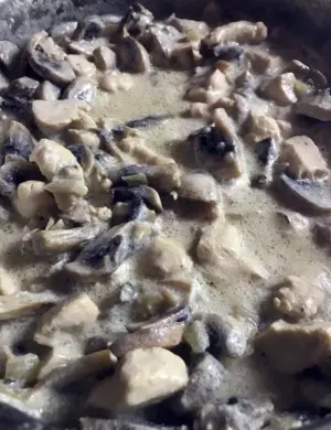 Гречка с курицей грибами и сливками на сковороде рецепт
