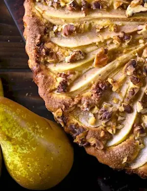 Грушевый пирог с грецкими орехами