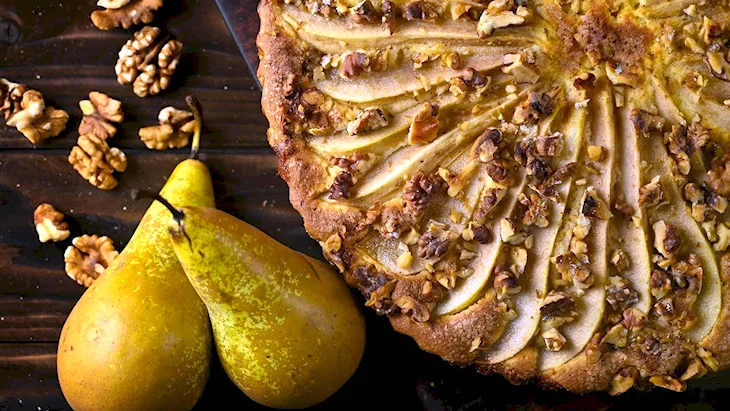 Грушевый пирог с грецкими орехами