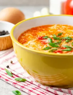 Яичный суп с помидорами
