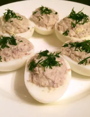 Яйца фаршированные рыжики
