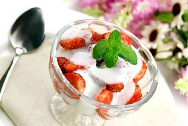 Йогурт с клубникой