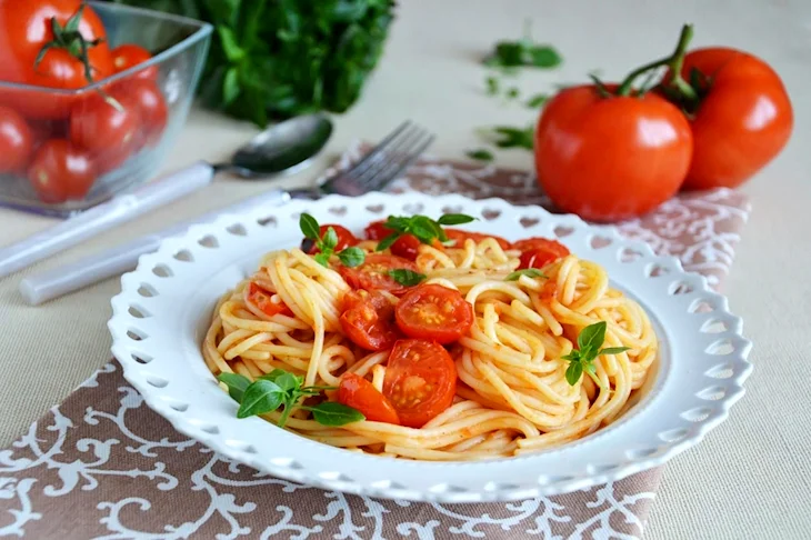 Итальянская паста с помидорами и базиликом