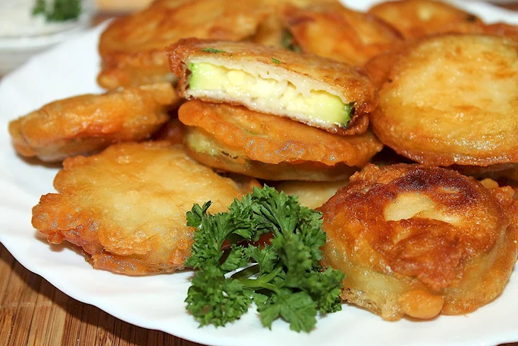 Кабачки в кляре на сковороде с чесноком