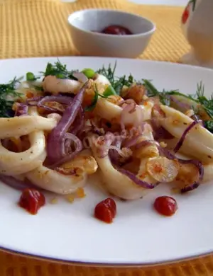 Кальмары жареные с луком и чесноком