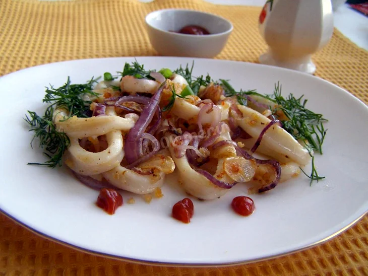 Кальмары жареные с луком и чесноком