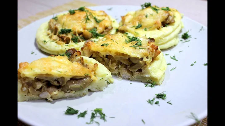 Картофельные корзинки с курицей и грибами