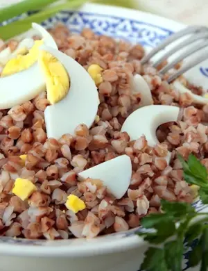 Каша и вареное яйцо