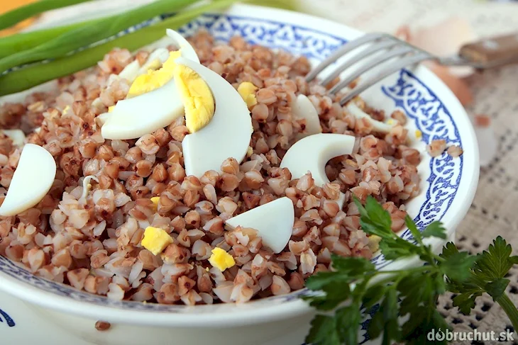Каша и вареное яйцо
