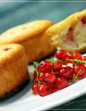 Кекс с красной смородиной