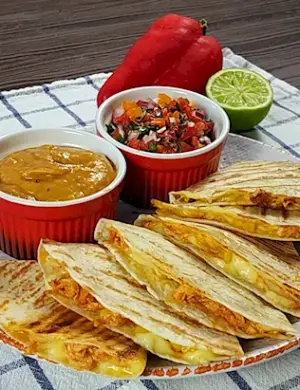 Кесадилья с курицей и сыром и помидорами