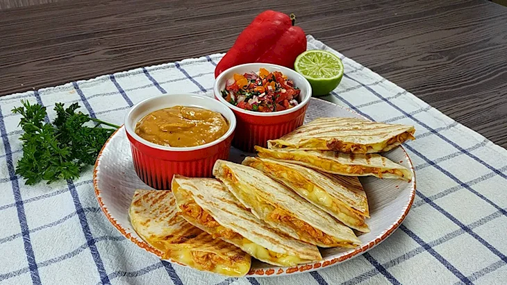 Кесадилья с курицей и сыром и помидорами