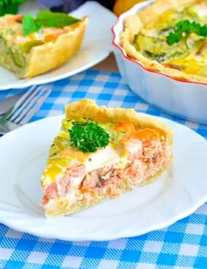 КИШ Лорен с красной рыбой и брокколи