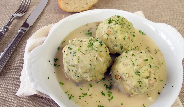 Клецки с соусом