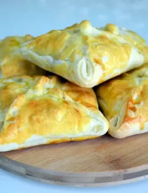 Конвертики из слоеного теста с курицей и грибами