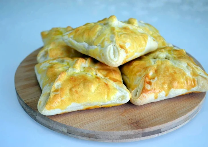 Конвертики из слоеного теста с курицей и грибами