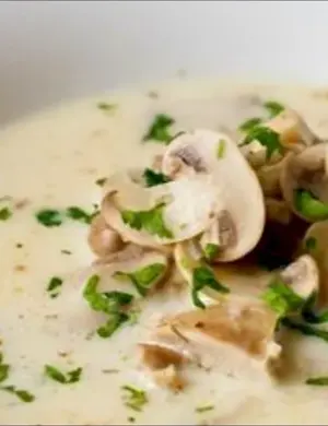 Крем суп с шампиньонами и сливками и курицей