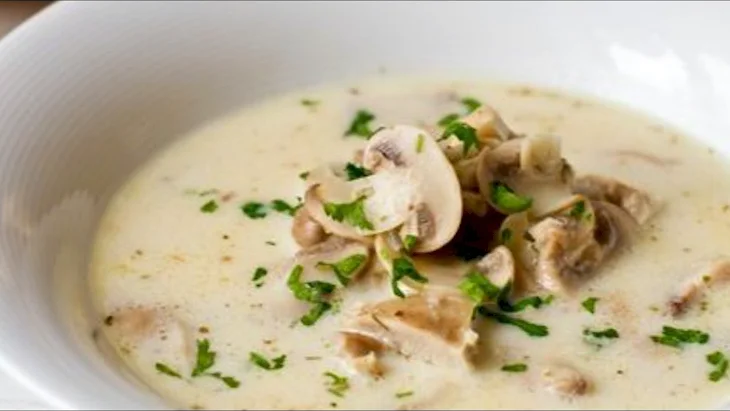 Крем суп с шампиньонами и сливками и курицей