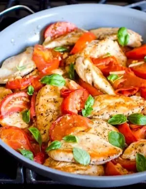 Куриная грудка с томатами и чесноком