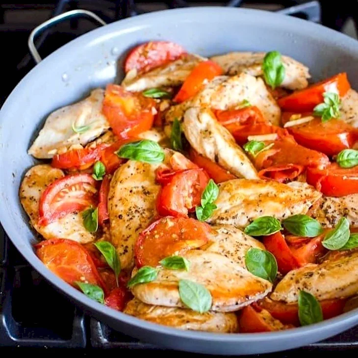 Куриная грудка с томатами и чесноком