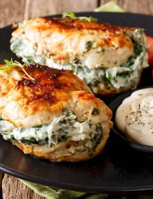 Куриная грудка со шпинатом и сыром