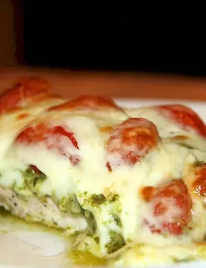 Куриная грудка запеченная с помидорами и моцареллой