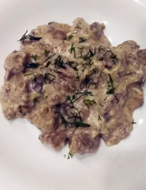 Куриная печень в сметанном соусе