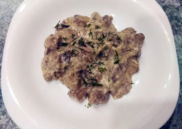 Куриная печень в сметанном соусе