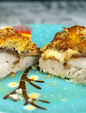 Куриное филе фаршированное беконом и сыром в панировочных сухарях